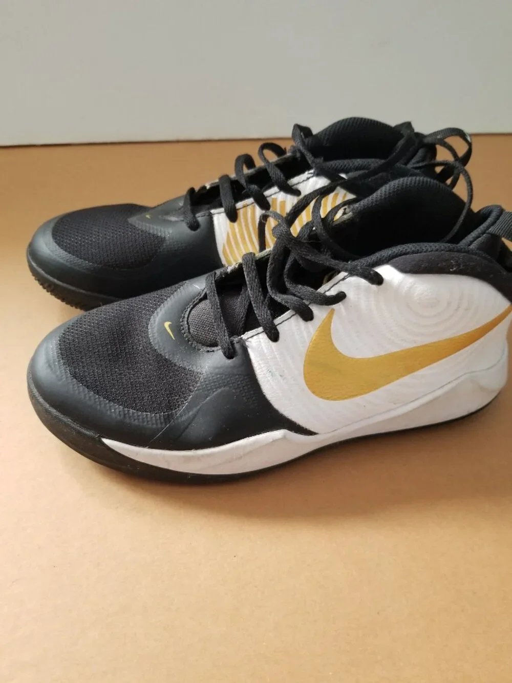 Nike Teamhustle Sneakers Black Yellow White Youth Kids Size 5.5 Y